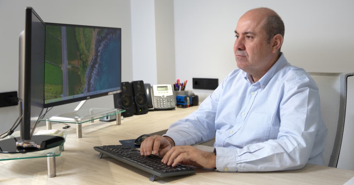 Asesor trabajando en su oficina con un sistema de facturación electrónica compatible con Verifactu