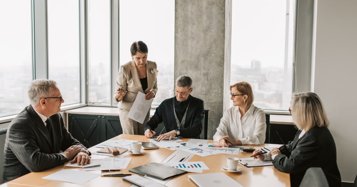 Reunión estratégica para la planificación de una holding familiar y la sucesión empresarial