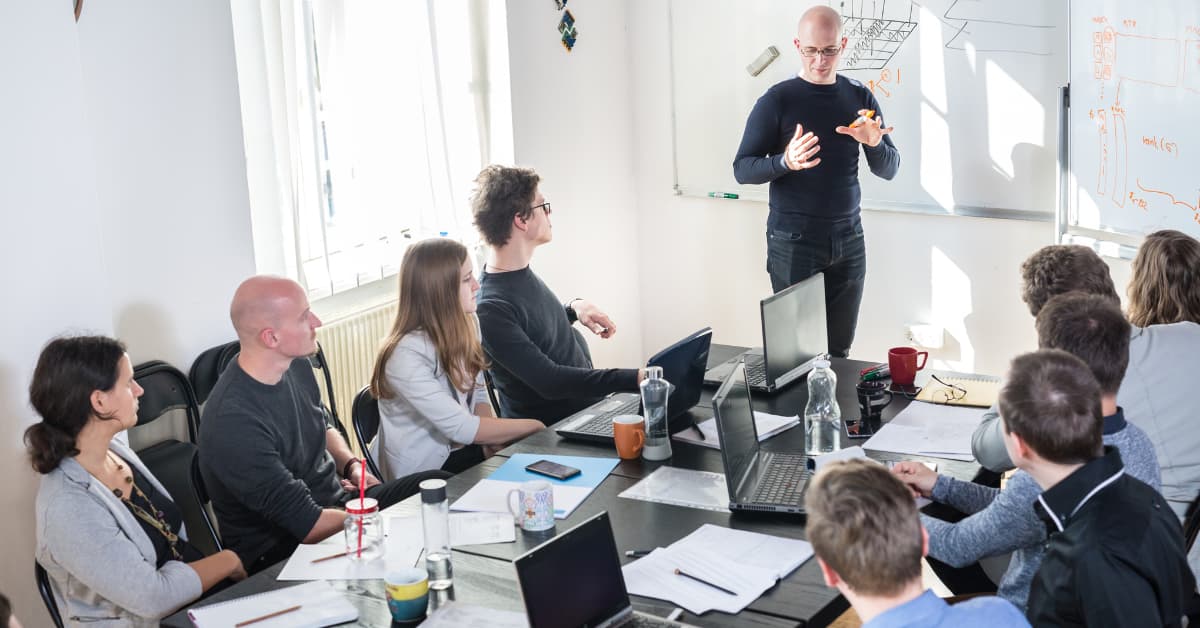 Reunión de trabajo sobre sucesión en la empresa familiar con asesoramiento estratégico