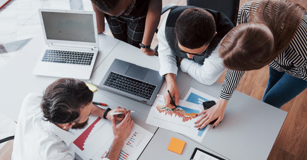 Equipo analizando gráficos financieros durante una reunión sobre el paso de autónomo a Sociedad Limitada.